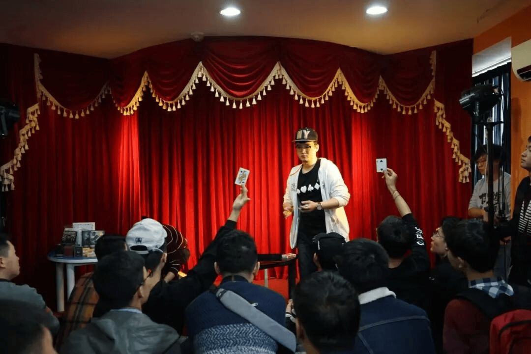 分享与交流「扑克牌翻飞的浪漫与秩序」AG真人娱乐扑克牌艺术展览 花切魔术(图6) 分享与交流「扑克牌翻飞的浪漫与秩序」AG真人娱乐扑克牌艺术展览 花切魔术(图6)